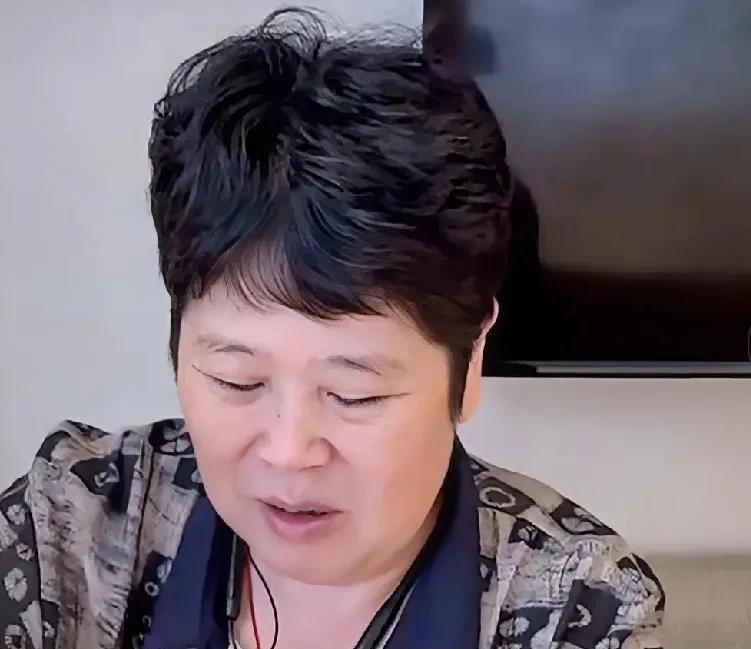 50岁脱口秀演员房主任因女儿到场时血压飙升至300mmHg，这一现象引发了关于母