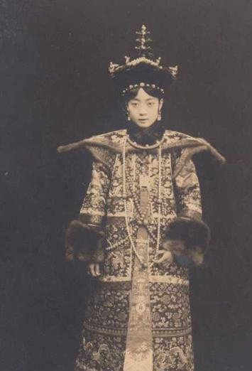 1922年，刚刚新婚不久的末代皇后婉容，在紫禁城御花园留影。此时的婉容，年仅17