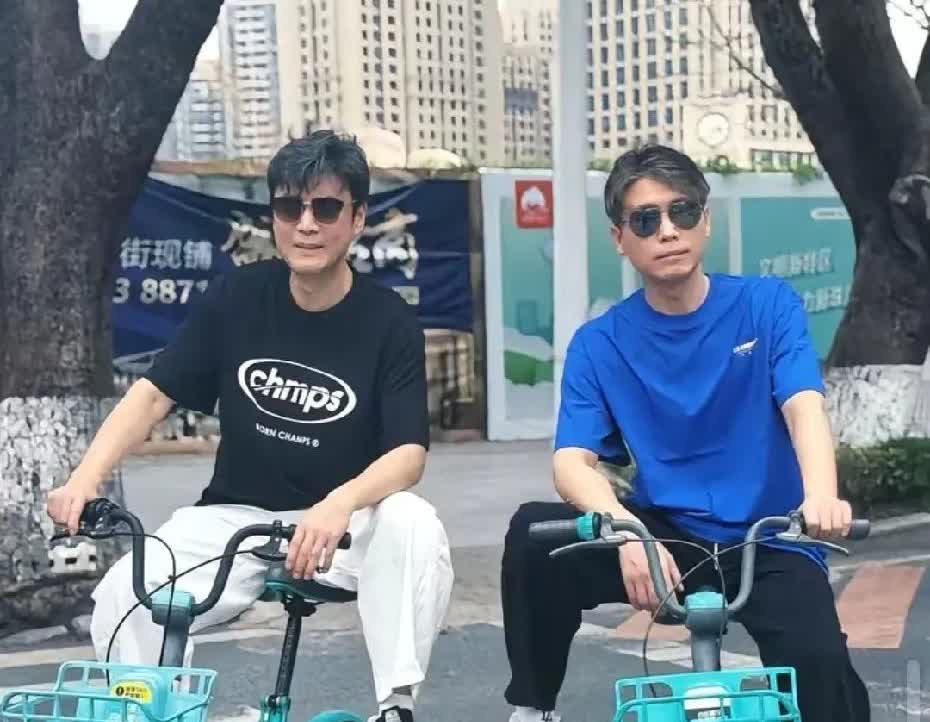 《三贱客》少了一个“贱”！
唐旭打电话告诉李乃文的，一开始李乃文以为是开玩笑的