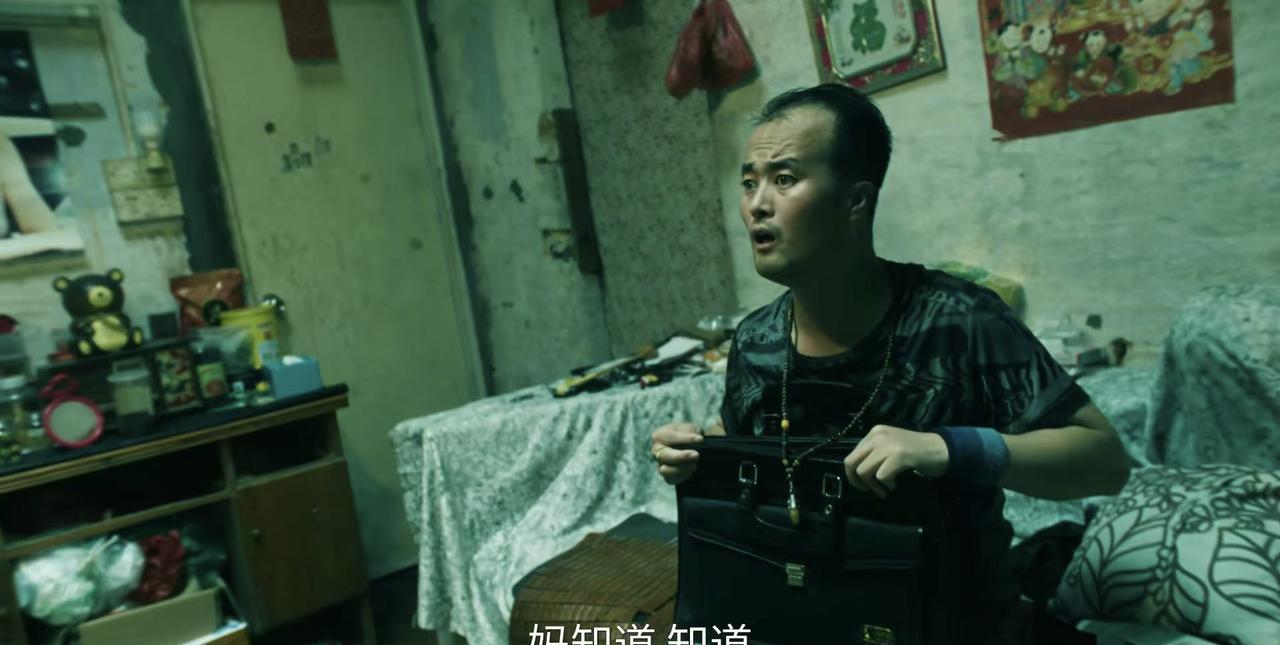 《扫毒风暴》里面有一幕让人确实后怕。
那就是村民意外捡到了卢少骅工厂里生产的“冰