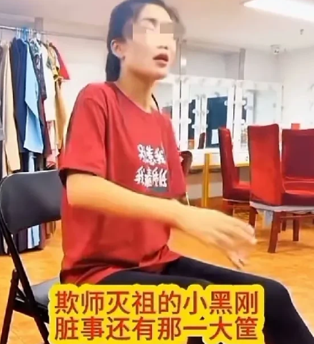 骂郭德纲，大红大紫！

这是那谁的媳妇儿最近在网上频频露脸，主要是利用黑郭德刚赚