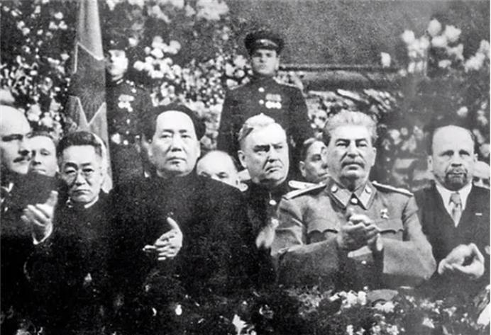 1949年，毛主席正要下令，让解放军渡过长江，解放南京，斯大林却发来一封电报：要