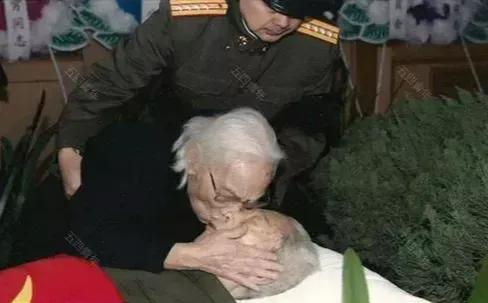 这是2005年宋任穷去世时拍下的珍贵的照片，在遗休告别仪式上，宋任穷的夫人钟月林