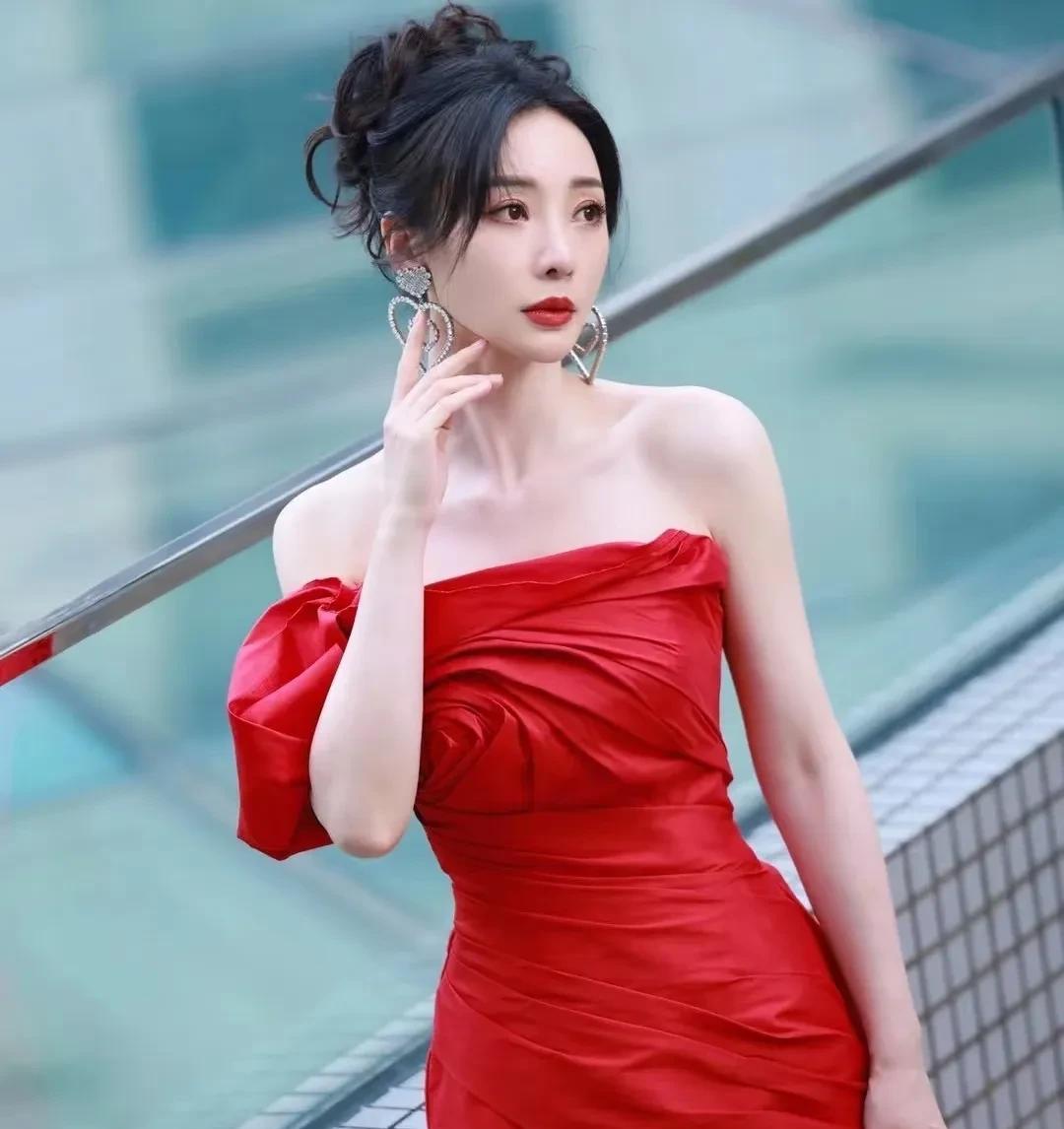 三位风韵犹存，并且同龄的女演员，你更喜欢哪一位呢？
1.柳岩
2.董洁
3.宋佳