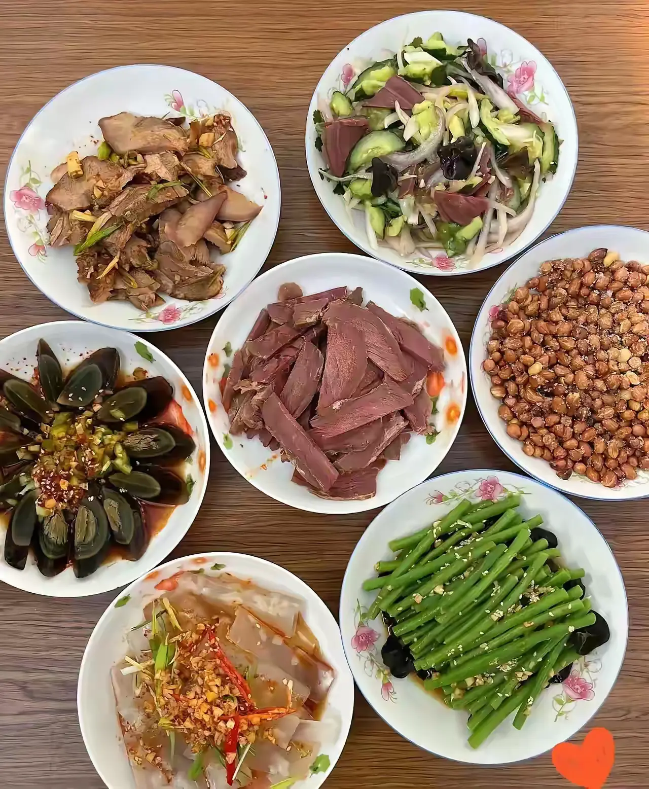 这一桌怎么都是凉菜，没有一个热菜，这是哪个地方的菜，你们知道吗