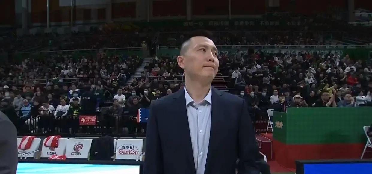 主力中锋“小胖”李昊育的赛季报销（场均18.7分+7.3篮板），让上海男篮季后赛