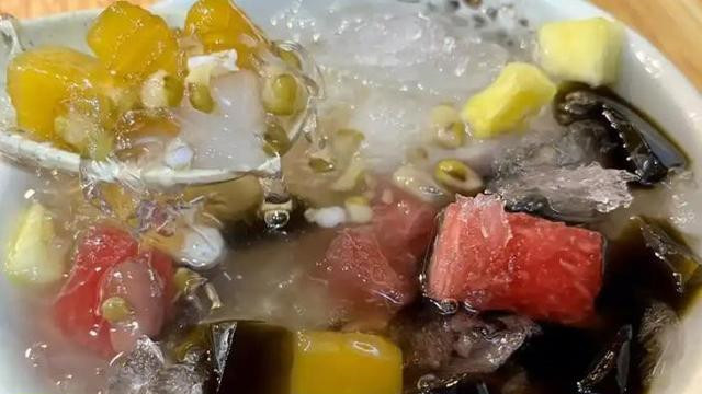 夏日消暑必备四果汤的甜蜜诱惑与家庭温情