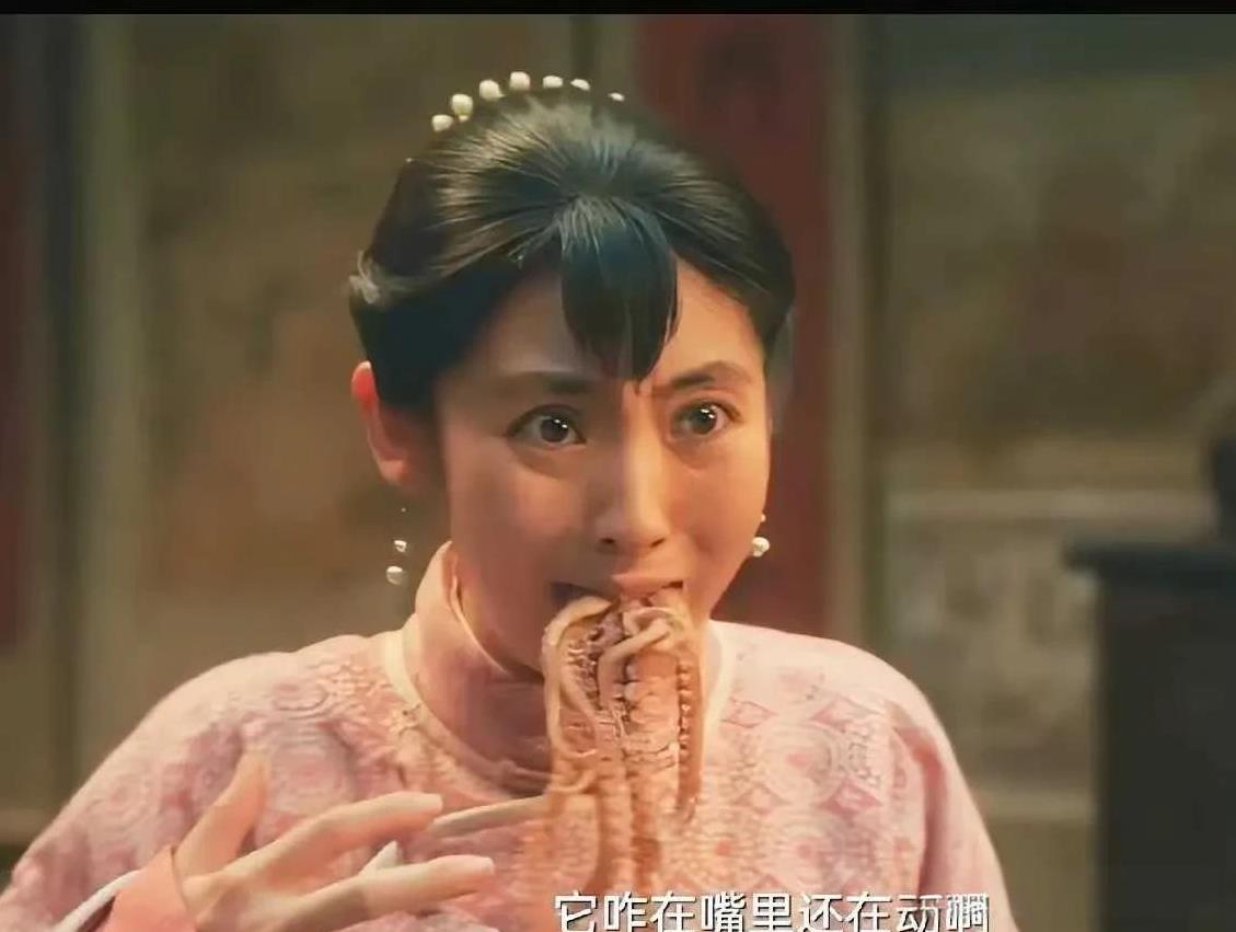 邢菲这不就火了，《生万物》邢菲饰演的苏苏真是看的让人着急，好好的女孩子，傻乎乎替