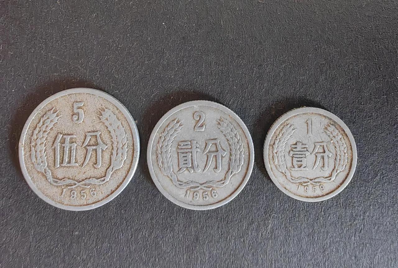 对许多年轻人来说，这套硬分币可是老物件了。
随着时间的推移，很多人可能不认识这些