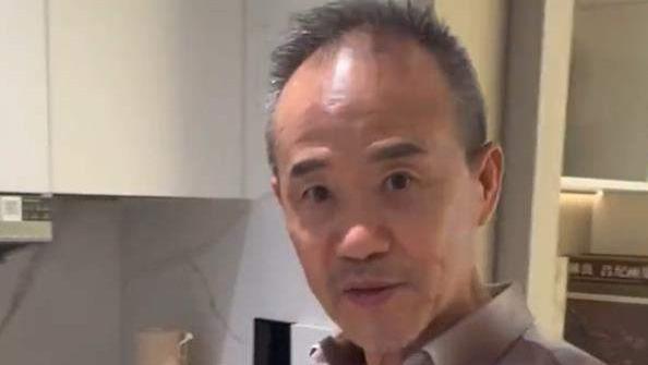 太甜了！74岁王石豪宅内给妻子做红烧肉，田朴珺大口吃肉一脸满足