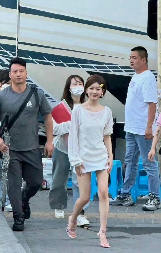 我们是不是低估赵露思了？虽然个子不高，身材瘦小，但是脸蛋还是漂亮的