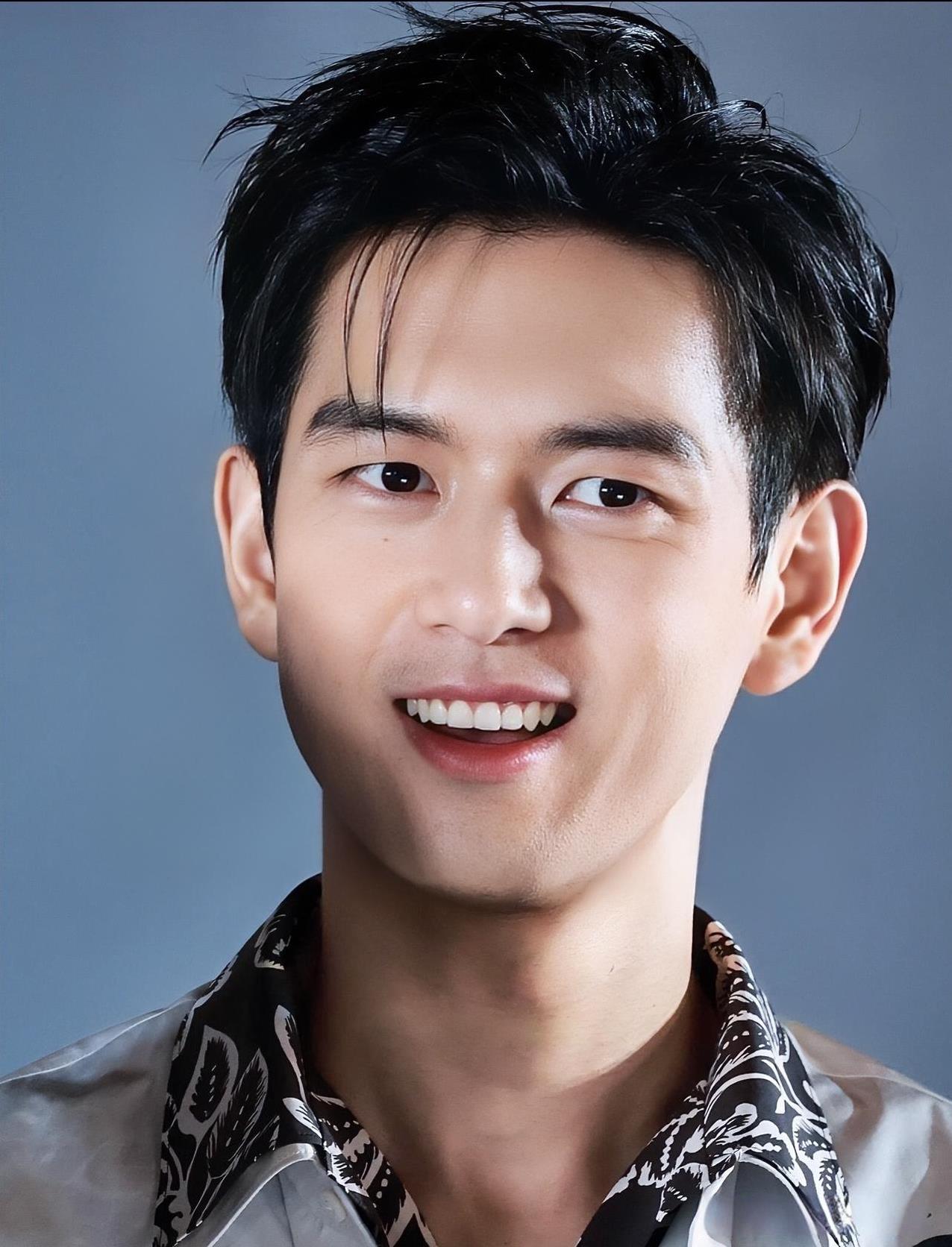 大家发现了吗？
李现到现在还保持着最初的质朴，
他说：“我不太乱花钱，很感谢我父