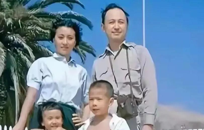 1956年，钱学森受邀参加国宴，可到了宴会厅他却找不到自己的座位，就在钱学森尴尬