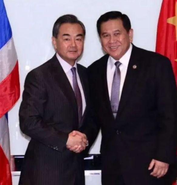 不到24小时，泰国就变脸了！
 
7月24日，中国好心表示愿意当和事佬，帮忙调解