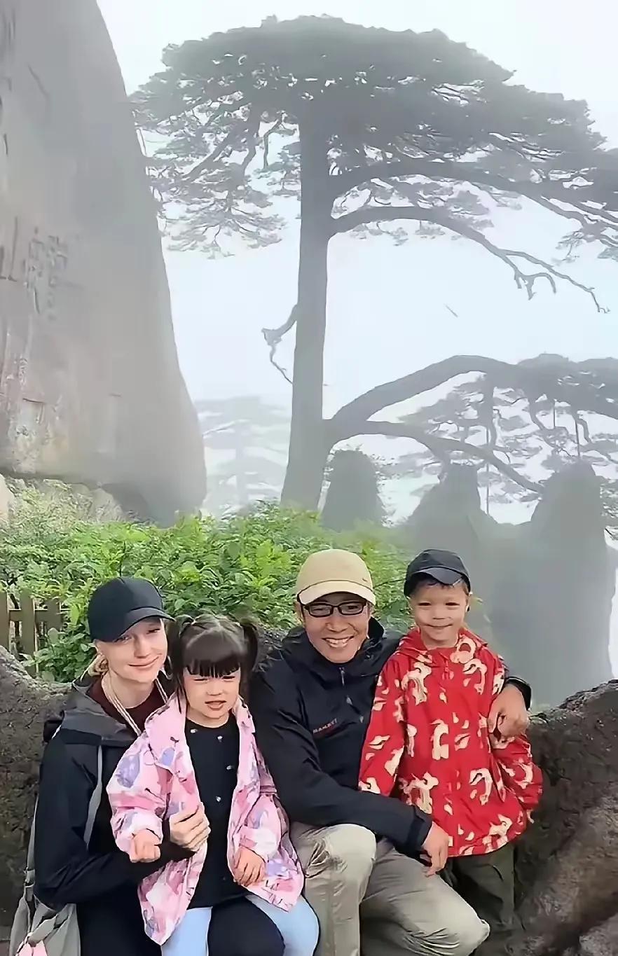 在安徽黄山市偶遇一对明星夫妻
你们认识他们吗？
他的儿子像爸爸，他的闺女像是妈妈