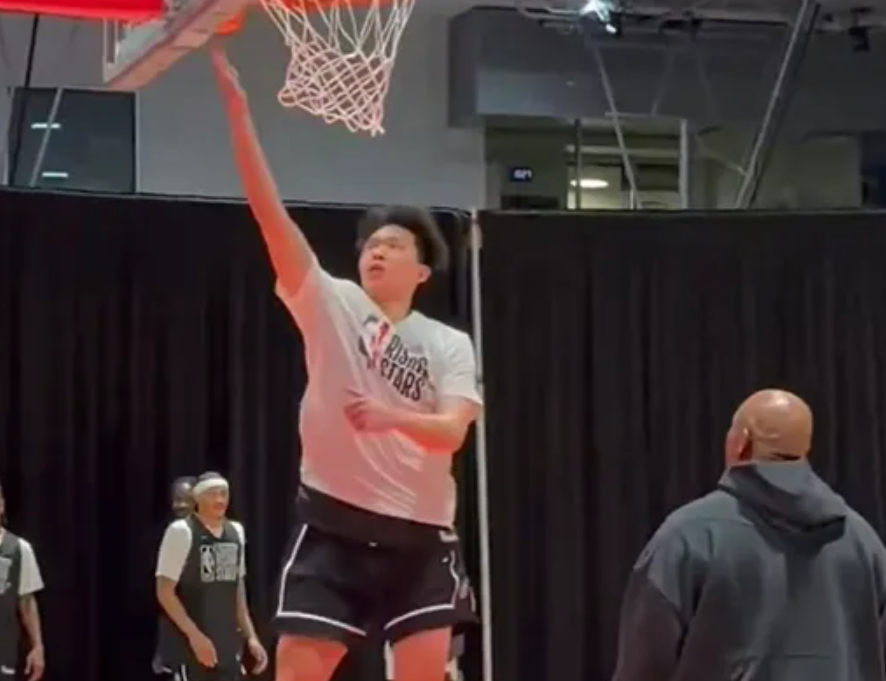 开拓者官方在社交媒体上发布了一段杨瀚森在新秀挑战赛前的训练短视频。
开拓者官方在