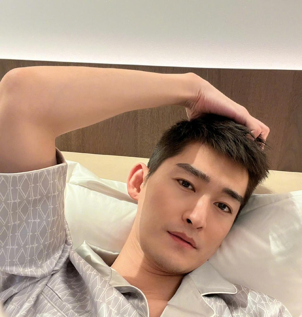 人们对好看的人容忍度会比较高。
比如我看到一个视频把张翰拍的很好，许多人就说一直