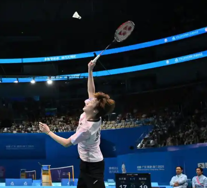 北京时间11月19日，今日的全运会羽毛球女单铜牌、金牌争夺战赛程如下：

第一场