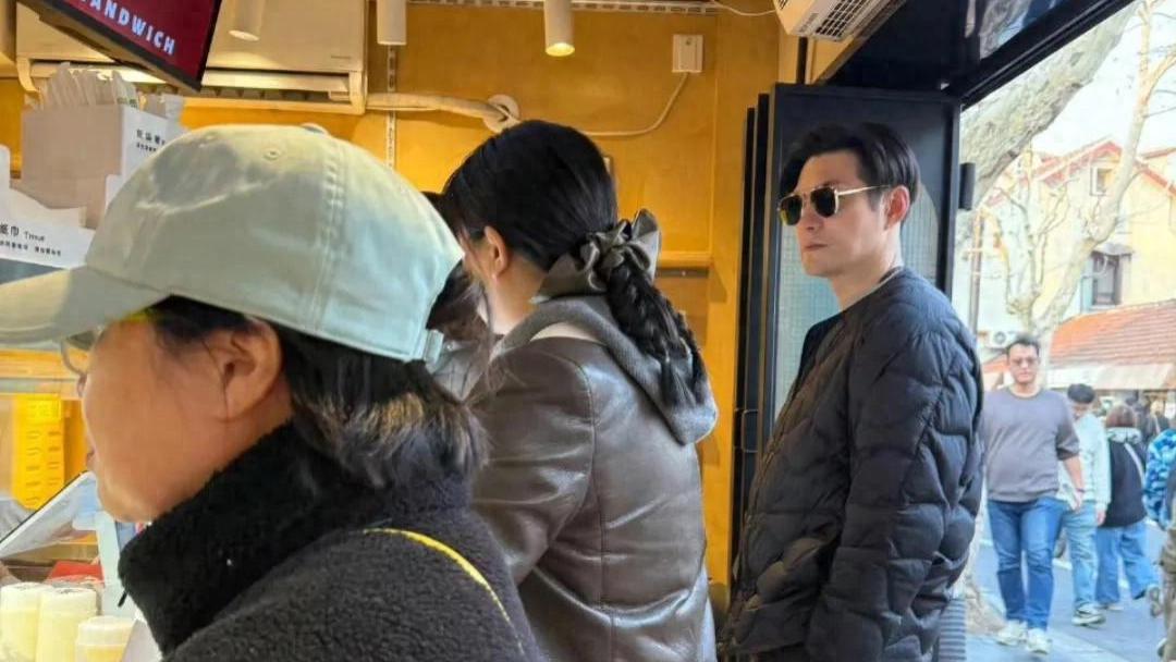 严屹宽和老婆牵手逛街，两人街边自拍好恩爱，46岁的他状态真好