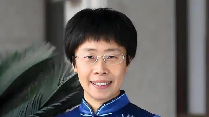 北大才女蒙曼50岁至今未婚，就连央视主持人朱迅好奇，问她最想要嫁给谁，没想到，她