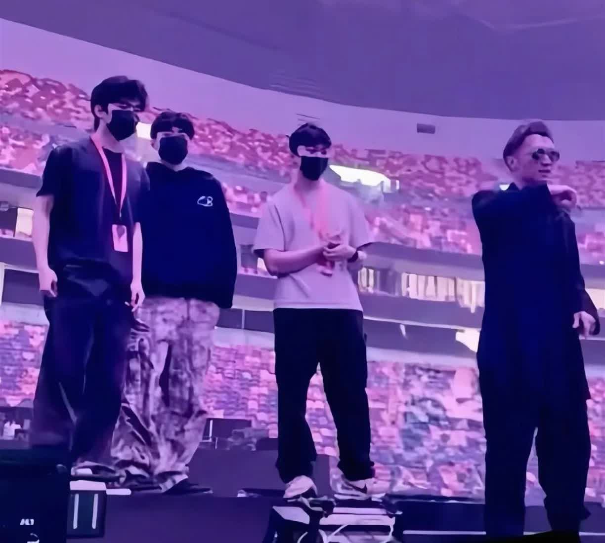 最佩服谢霆锋的是，无论别人怎么骂他，他还是一如既往的过自己的日子，开演唱带着两个
