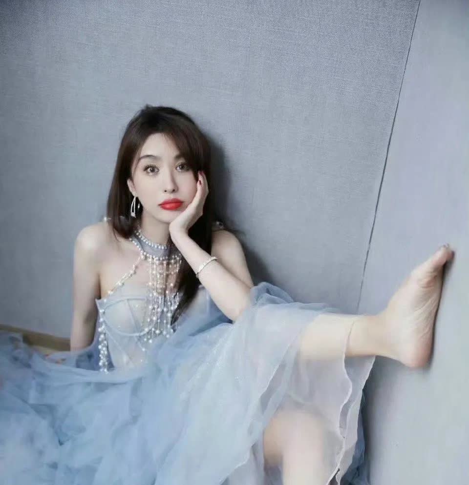 李菲儿大红肥唇，还是很宠老铁们的