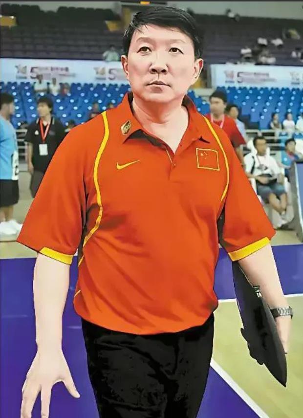 宫指导已经68岁了，本应该退休养老或在其他联赛球队当个顾问！但是，中国女篮兵败巴