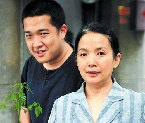 一次，张丰毅和妻子吕丽萍吵架，冲动之下上前给了她一巴掌。妻子看着丈夫张丰毅，一气