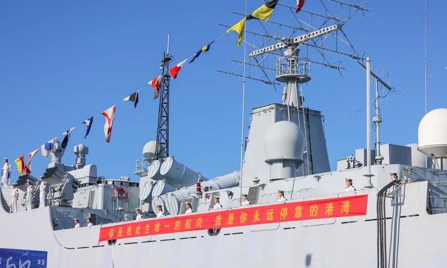 不得不说，我们的海军官兵真的很幸福，结婚的时候，两艘055大驱当背景，此等排面也