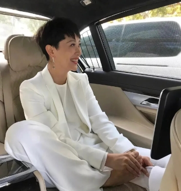 海清新造型干练迷人，演技佳作频出

海清真是越来越美了！她以利落的短发亮相，干练