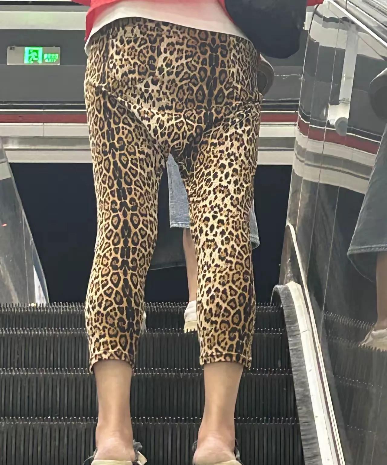 现在的裁缝真是让人无语
穿成这样也敢在大庭广众之下
可能连几千年前穿大腰裤的孔夫