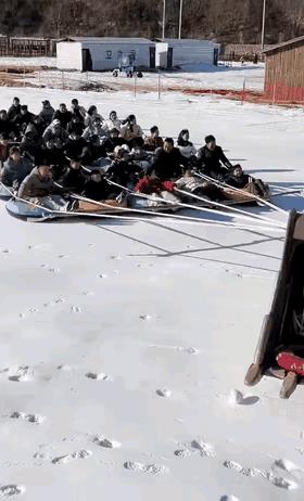 挖机不挖土，
带你雪上舞，
费用没多少，
人人二百五，
…………！！
[呲牙][