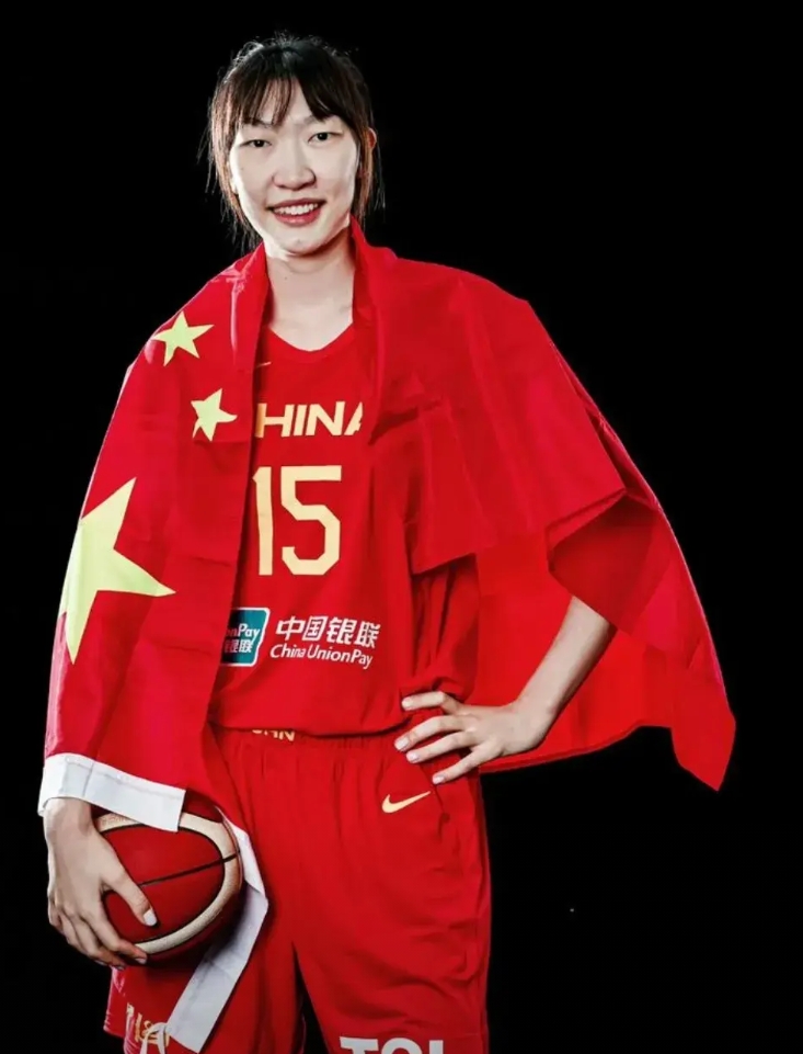 女篮之最
1.最牛球员杨力维
用二次低级犯规，凭一己之力，送姚主席、郑教练下课！