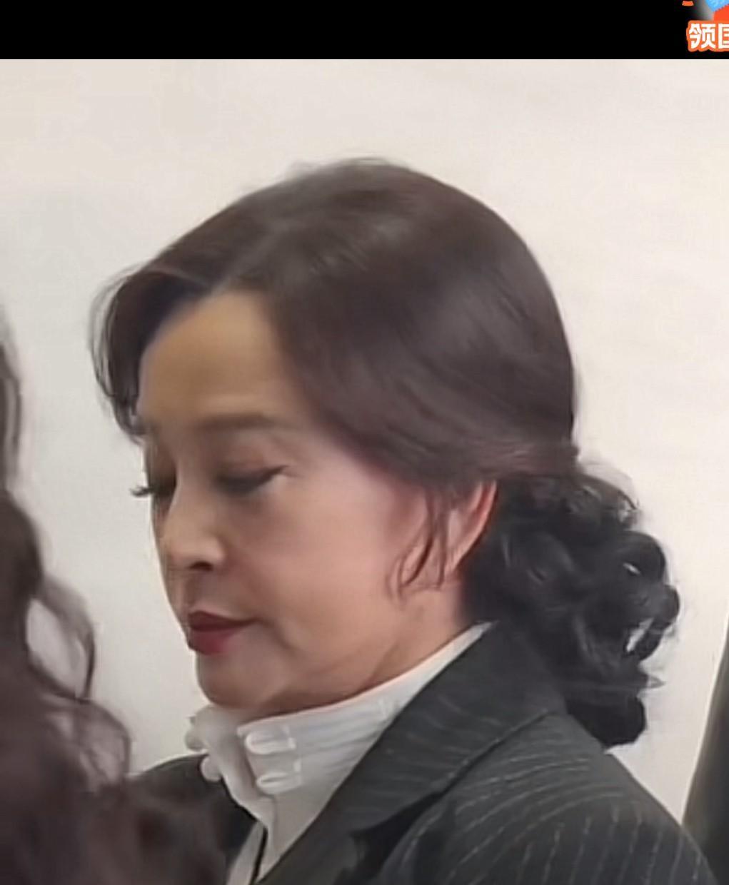 真实的刘晓庆是这样的……
满脸皱纹，皮肤松弛下垂，法令纹，口角囊袋下垂，苹果肌都