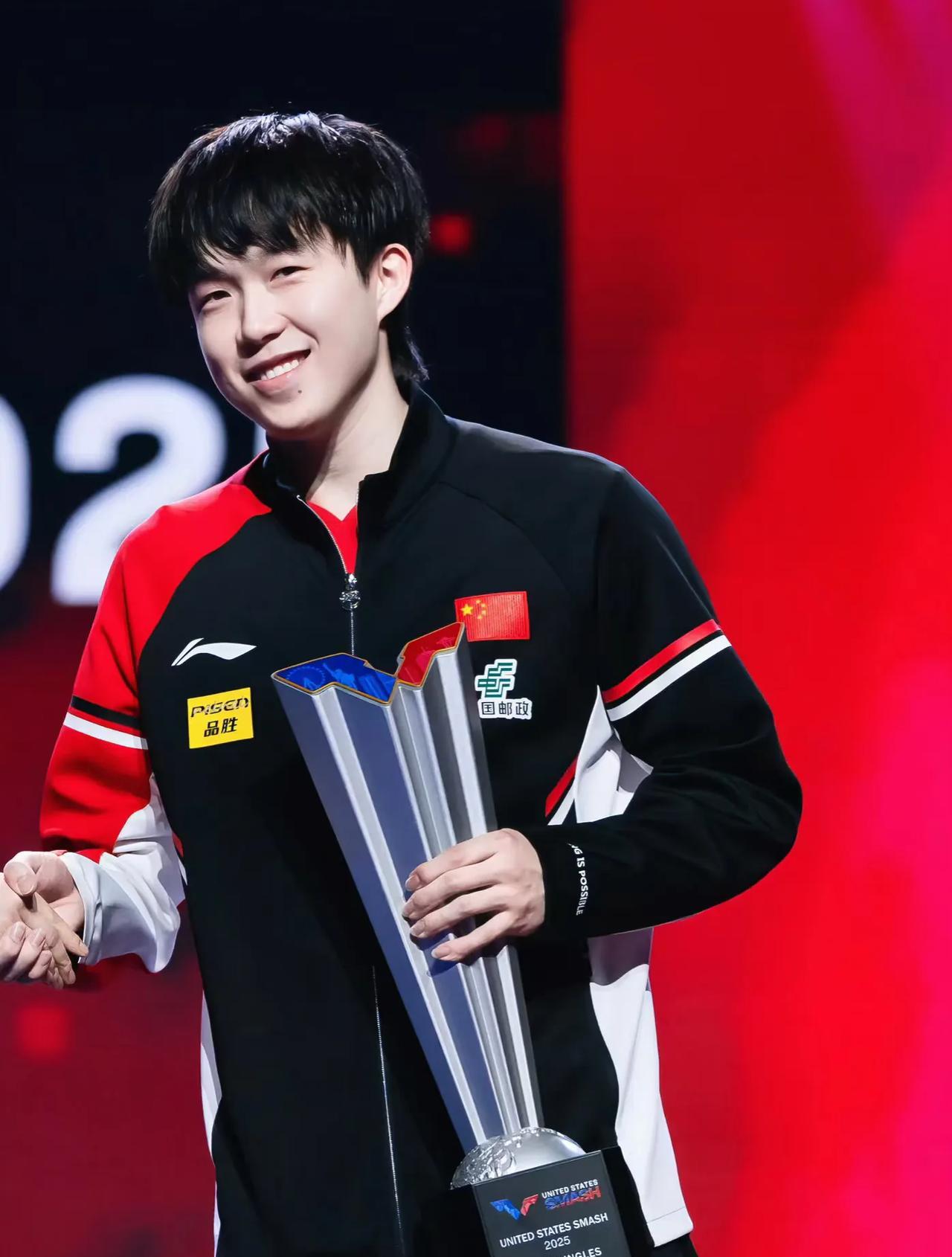 国乒的男生很多明媚大男孩，张继科、马龙、樊振东、马龙，一个一个都很阳光帅气，虽然