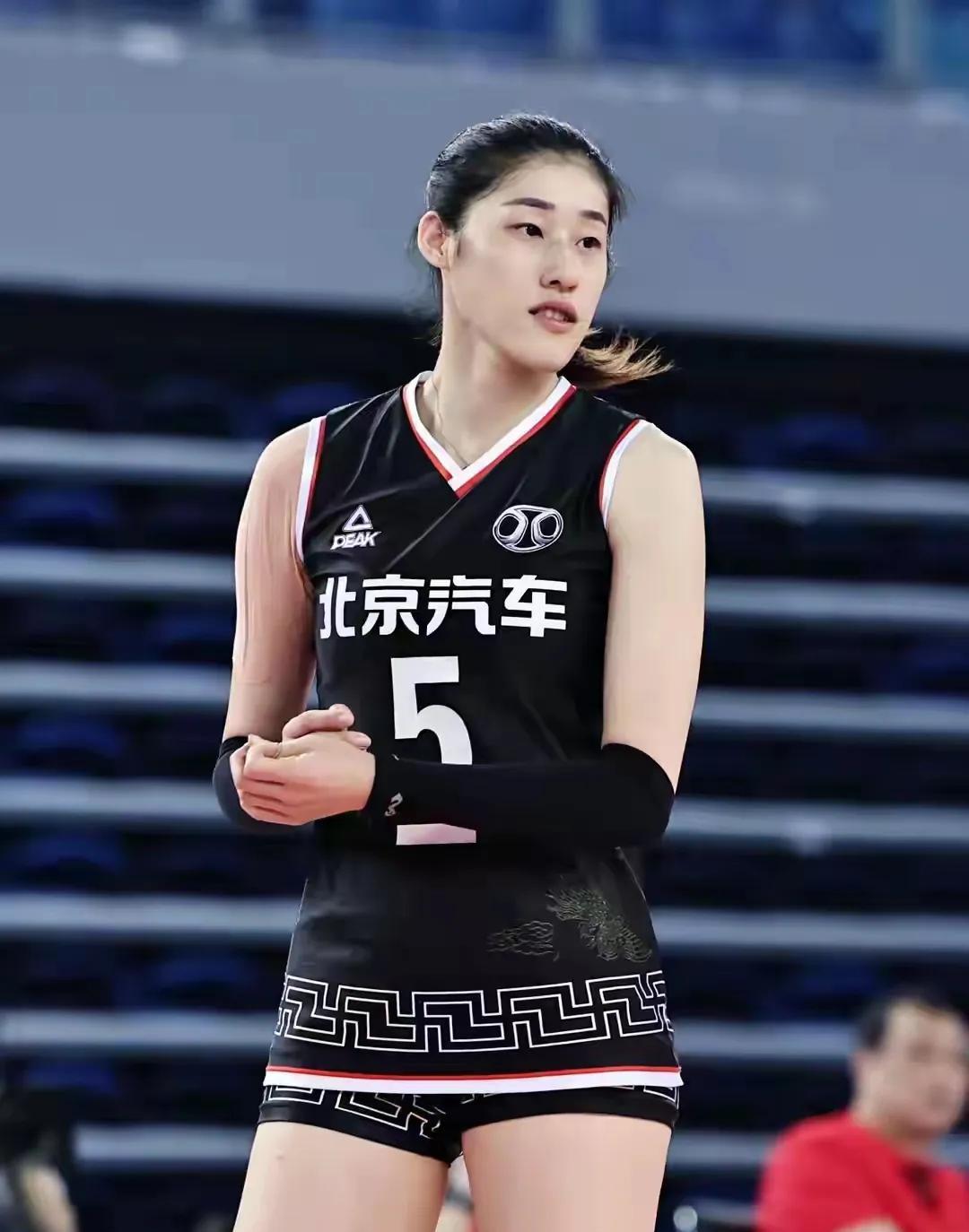 刘晓彤生涯赚了多少钱？
1——4年赚了56万元，北京女排；
2——3年赚了90万