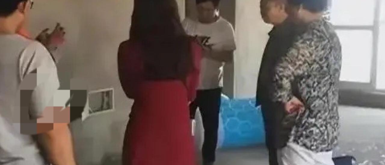 “我变成现在这样都是你害的！看病花费了2万元的医疗费，你必须赔偿我！”张女士（化