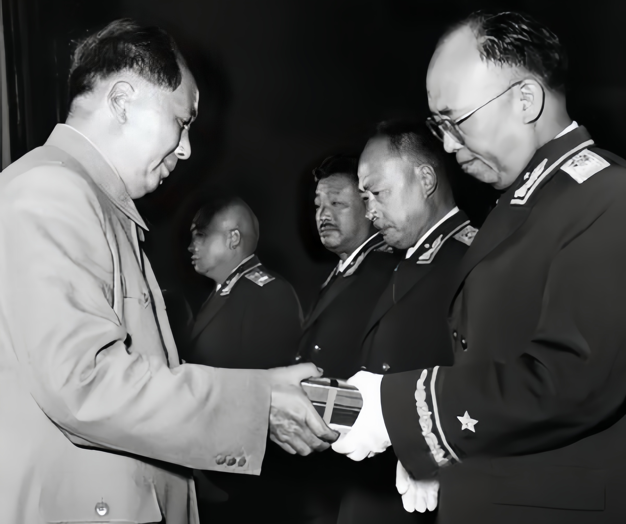 毛主席始终在给一位元帅压担子。他就是罗荣桓。抗战时期，毛主席让罗荣桓担任山东军区