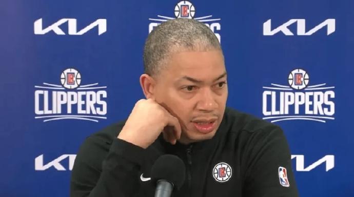 记者提问：
第一，球队赛季初期是怎么打出 6 胜 21 负这种糟糕战绩的？
第二