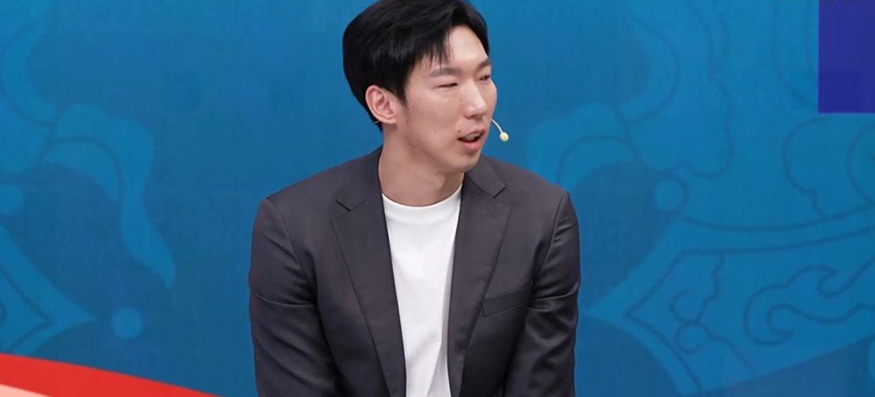 在咪咕视频直播中国男篮和新西兰比赛赢球结束以后，李根潸然泪下，有些情绪波动，为胜