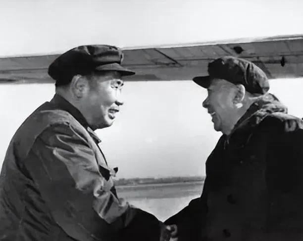 1973年12月26日，武汉军区司令员杨得志（左）与济南军区司令员曾思玉两位老战