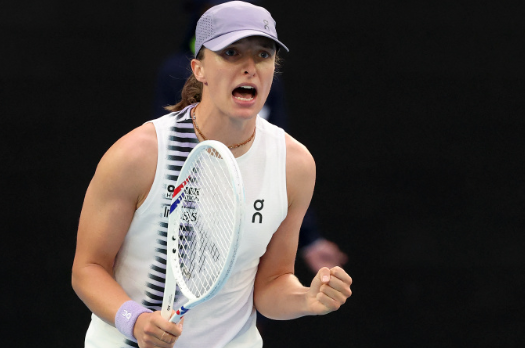 澳网2026女单首轮，2号种子斯瓦泰克经过两盘激战以7-6(5) 6-3击败从资