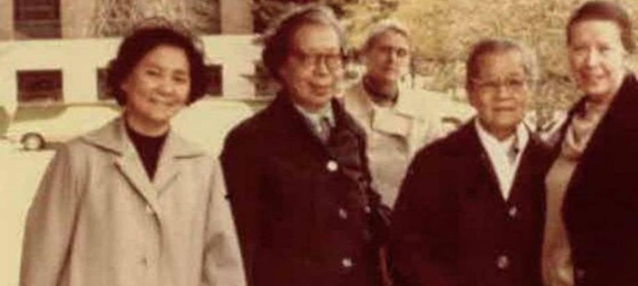 1979年，曾是上甘岭坑道唯一女兵的刘禄到美国出差。一天，刘禄在纽约的一家饭店用