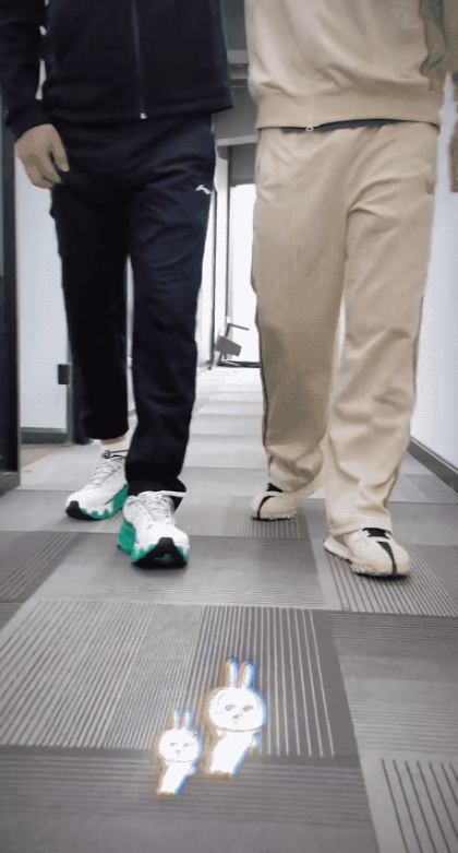 老邱和方博还有这层关系，才知道邱指导称方博为侄子。
这两人又在秀袜子了，
看似在