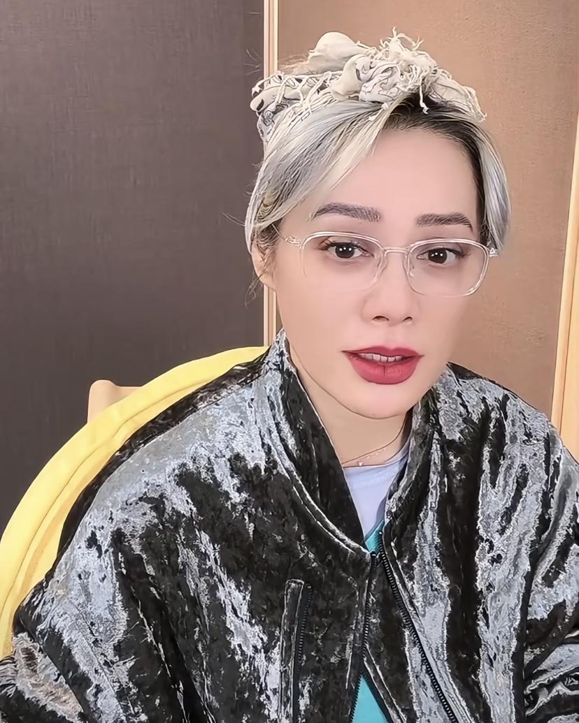 我宣布，
宁静就是马丽的娱乐圈头号粉丝！
有人在她直播间评论说：马丽不漂亮，宁静