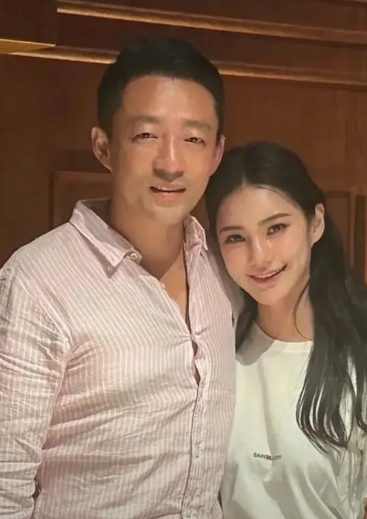 意料之中，汪小菲和马筱梅5月份婚礼取消了。

汪小菲直播时说，已经和妻子马筱梅商
