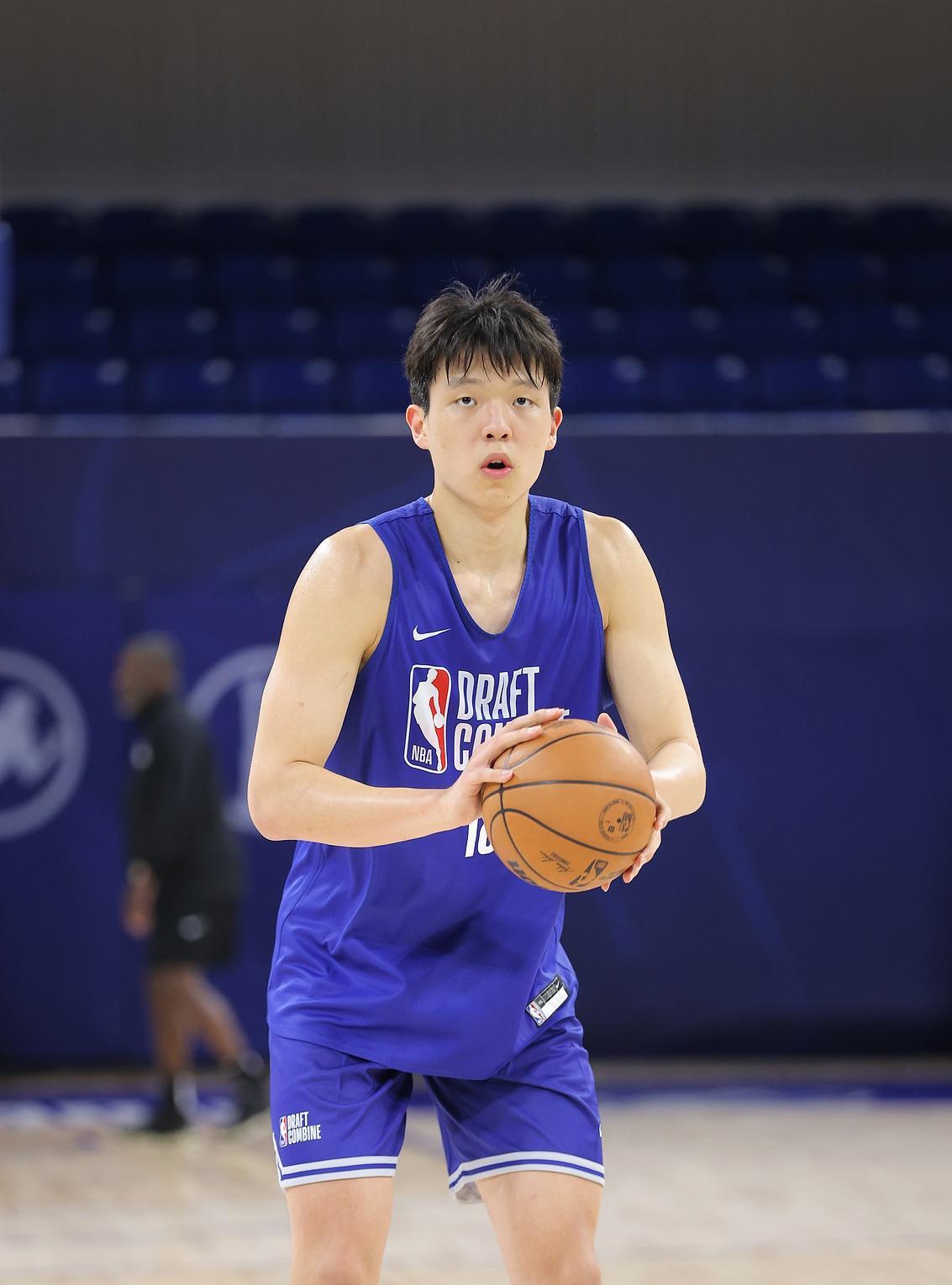切不可捧杀杨翰森
       在美国试训，即将参加NBA选秀的中国球员杨翰森近