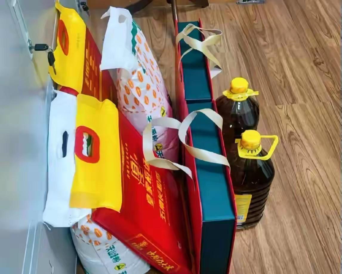 说起给退休职工发节日礼品这个事，不是你单位是否效益好坏，是否有钱，级别高低，而是