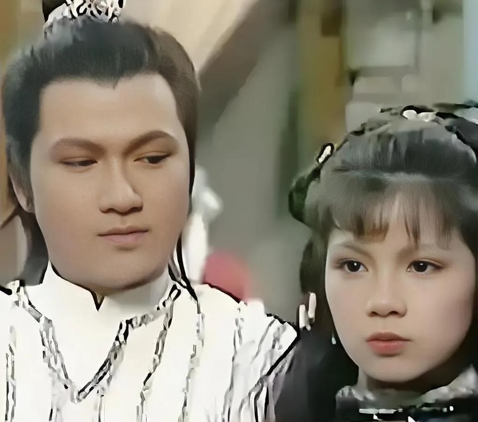 发现早期影视剧，往往在剧中演大反派的坏人，在现实生活中却是大好人，比如83版的射