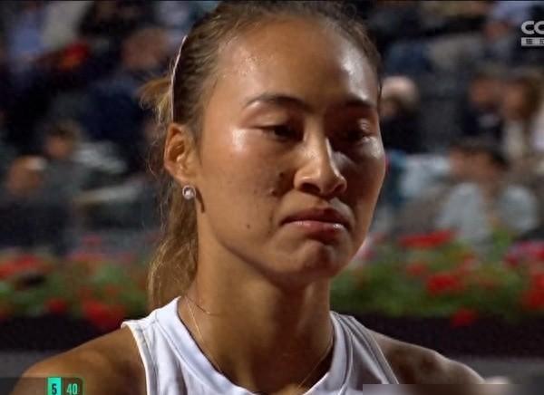 郑钦文，世第三高芙，WTA1000罗马站女单半决赛，首盘郑钦文6-7(3)
郑钦